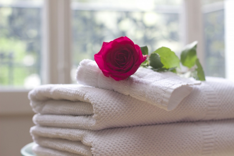 hotel-COURMES-min_towel_rose_clean_care_salon_spa_white_bath-731641